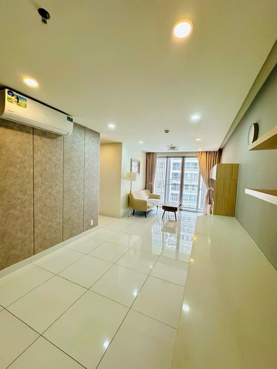 phong khach can ho 5 - Bán gấp căn hộ 2pn số 01 tòa D chung cư Scenic Valley 1 phường Tân Mỹ giá 7,4 tỷ