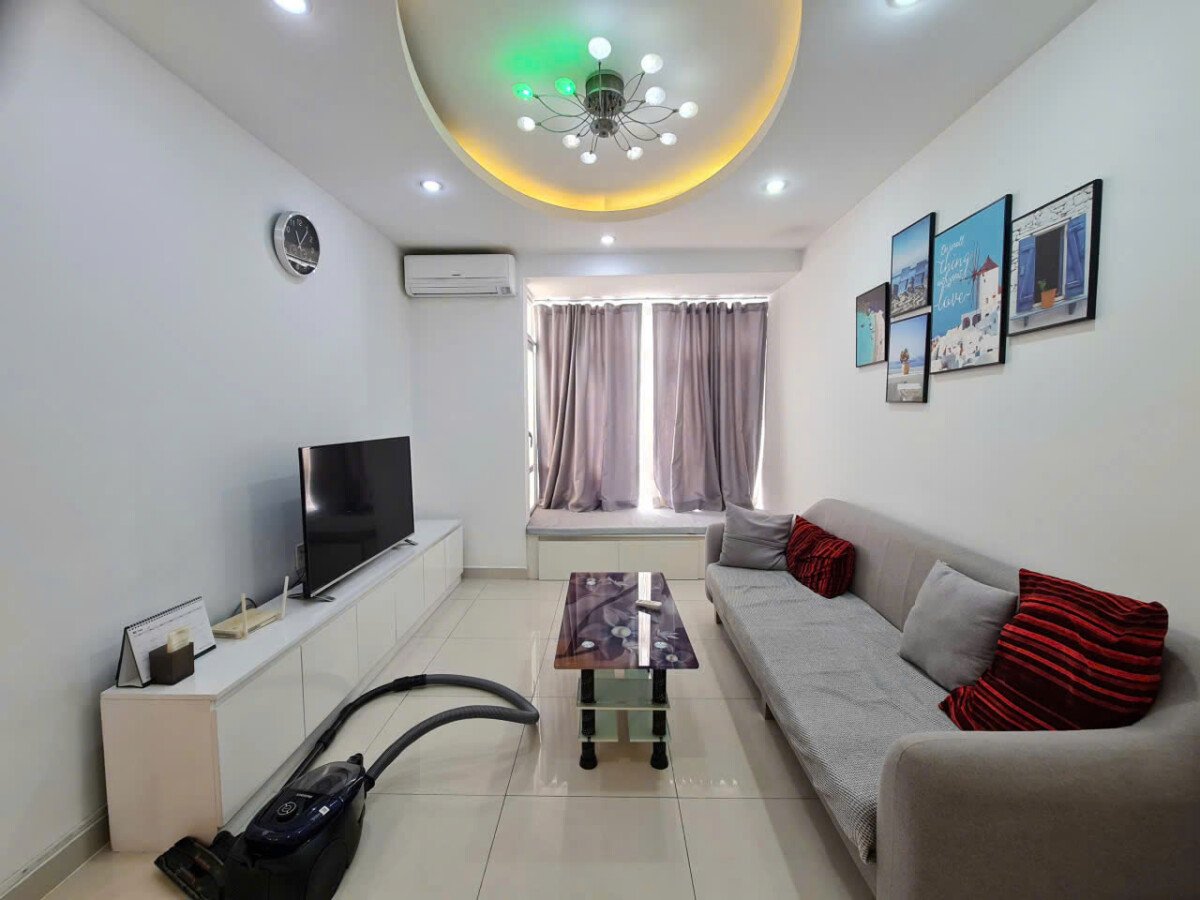 phong khach can ho ban 1 - Bán căn hộ 70m2, chung cư Sky Garden 3, giá 4.550 tỷ, đầy đủ nội thất, tầng cao.