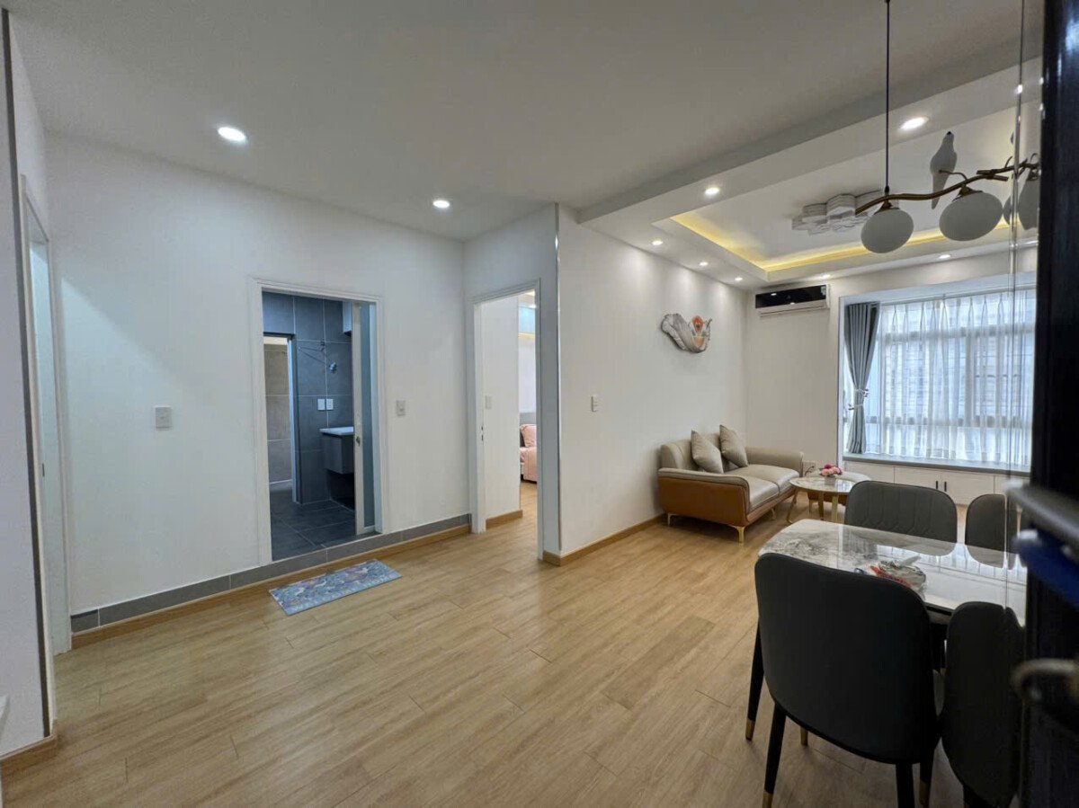 phong khach can ho ban 2 - Bán gấp căn hộ 71m2, chung cư Sky Garden 2, giá 4.050 tỷ, nhà đang có hợp đồng thuê 15tr/tháng.