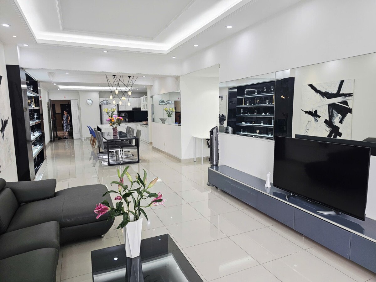 phong khach can ho ban 4 - Giá mua bán căn hộ 4pn tòa C chung cư Riverside Residence phường Tân Mỹ T10/2026