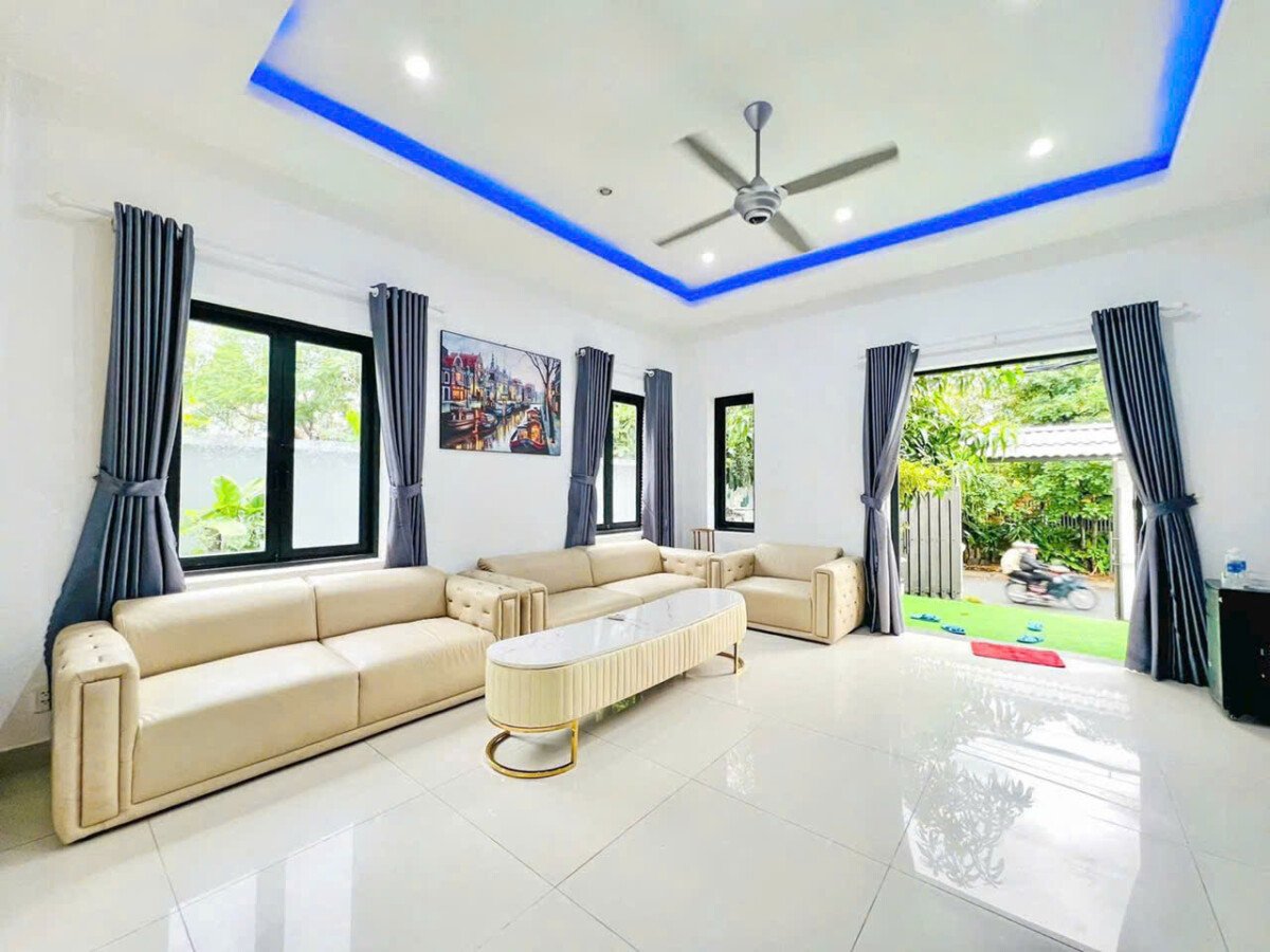 phong khach rong rai 3 - Cho thuê nhà Biệt thự có hồ bơi số A71 khu phố Nam Thông Phú Mỹ Hưng giá 70tr/tháng
