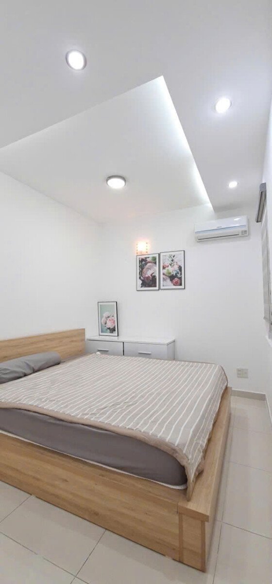 phong ngu can ho ban 1 - Bán căn hộ 70m2, chung cư Sky Garden 3, giá 4.550 tỷ, đầy đủ nội thất, tầng cao.