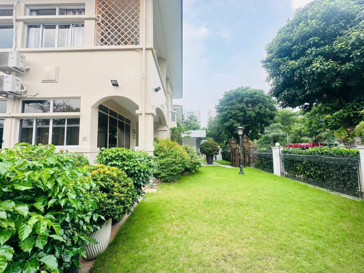 san vuon ben hong nha cho thue - Giá cho thuê nhà Biệt thự có hồ bơi góc đường 21 và đường Hưng Long Phú Mỹ Hưng t10/2026
