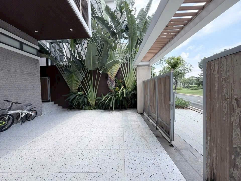 san vuon truoc nha ban 1 - Giá mua bán nhà Biệt thự đơn lập kdc Lavila De rio Nhà Bè T10/2026