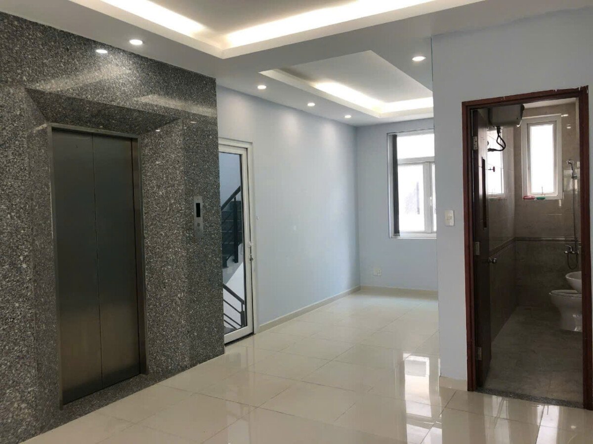 thang may trong toa nha - Giá cho thuê văn phòng đường Phan Khiêm Ích khu Hưng Gia phường Tân Hưng t10/2026