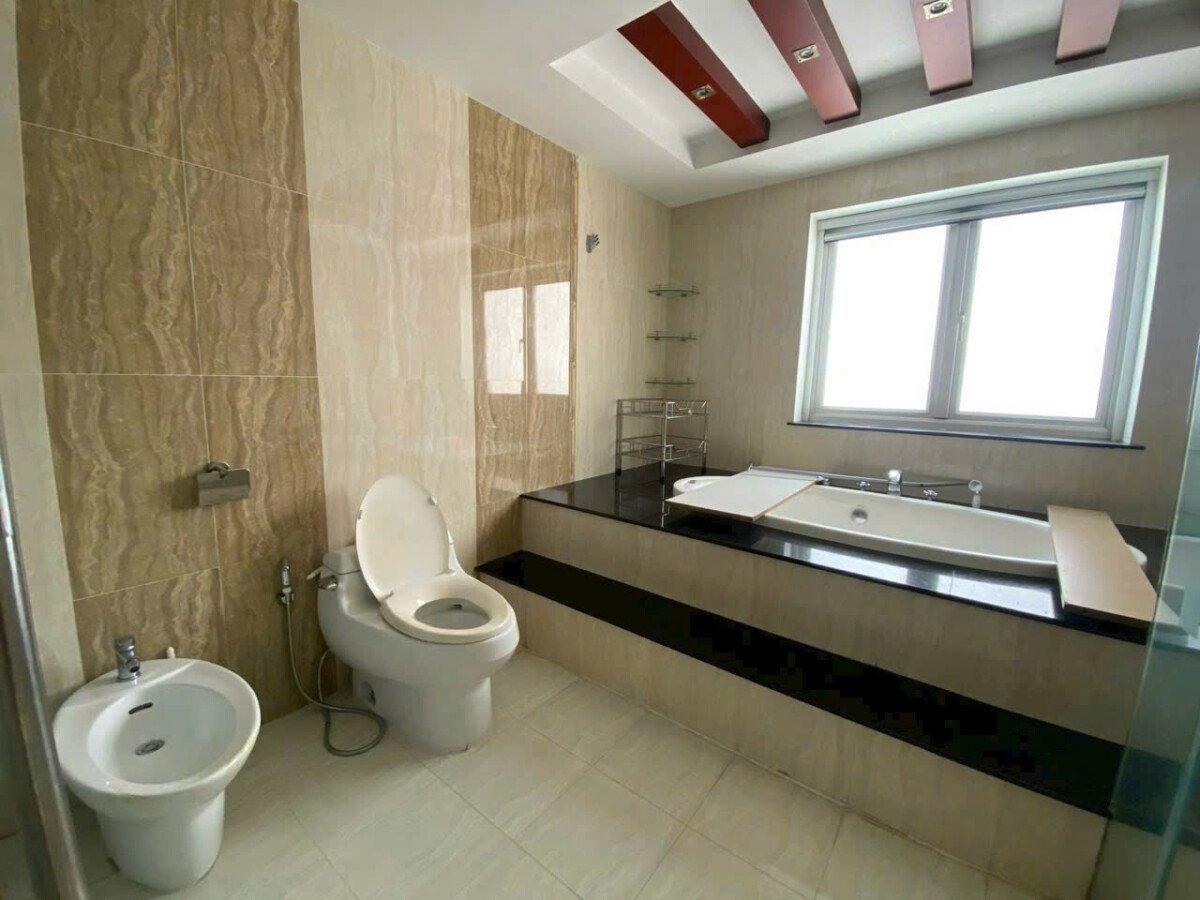 toilet hoan thien day du thiet bi - Bán gấp nhà phố mặt đường Nội khu Hưng Gia 4 phường Tân Hưng giá 29,5 tỷ