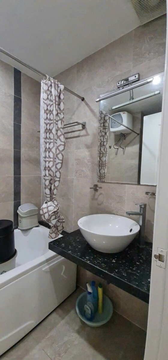 tollet can ho ban - Bán căn hộ 70m2, chung cư Sky Garden 3, giá 4.550 tỷ, đầy đủ nội thất, tầng cao.